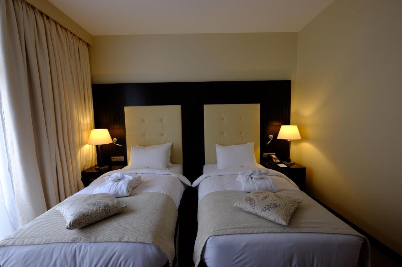 ホテル クラウン プラザ ボルジョミ エクステリア 写真 A room at the hotel