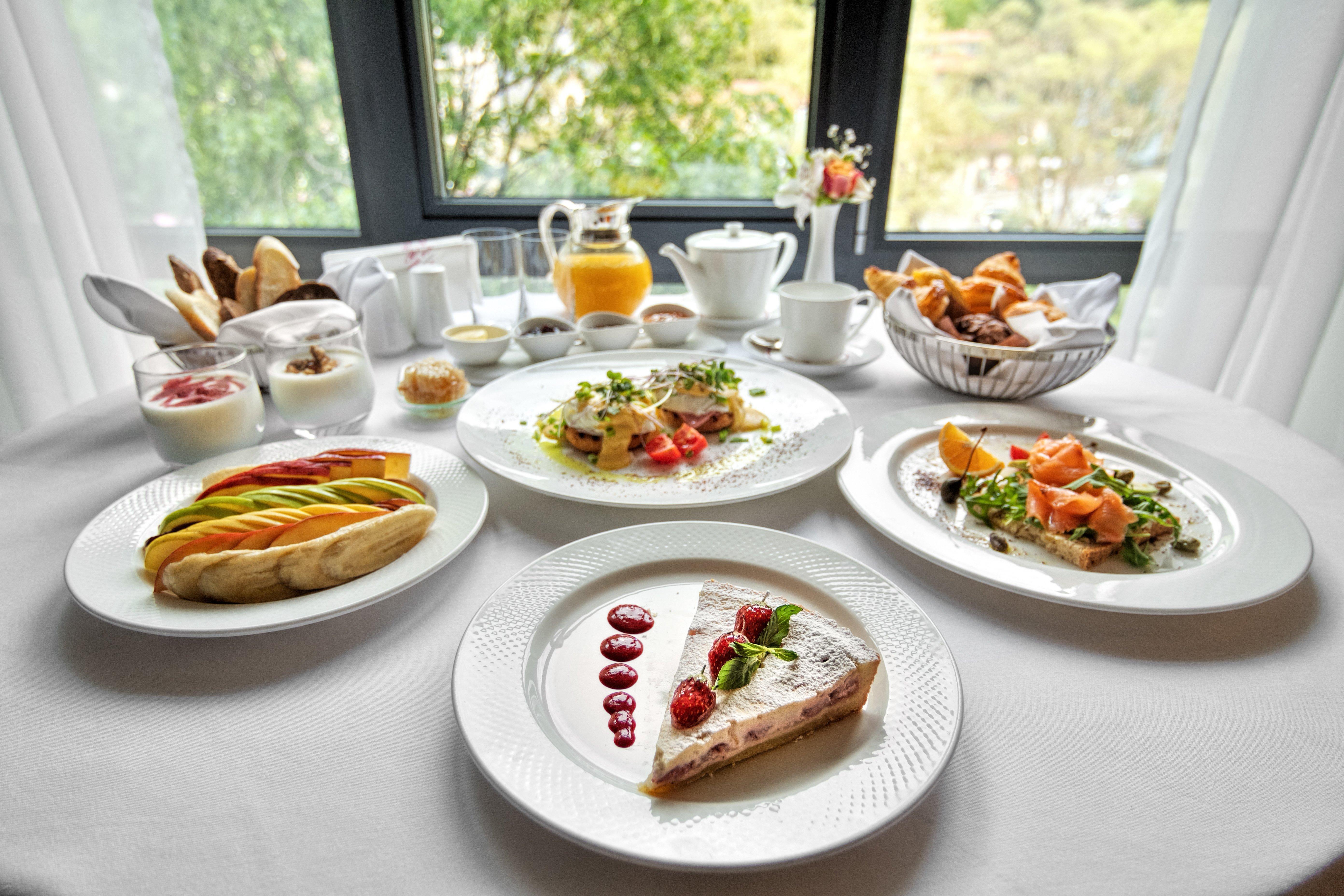 ホテル クラウン プラザ ボルジョミ エクステリア 写真 A breakfast buffet