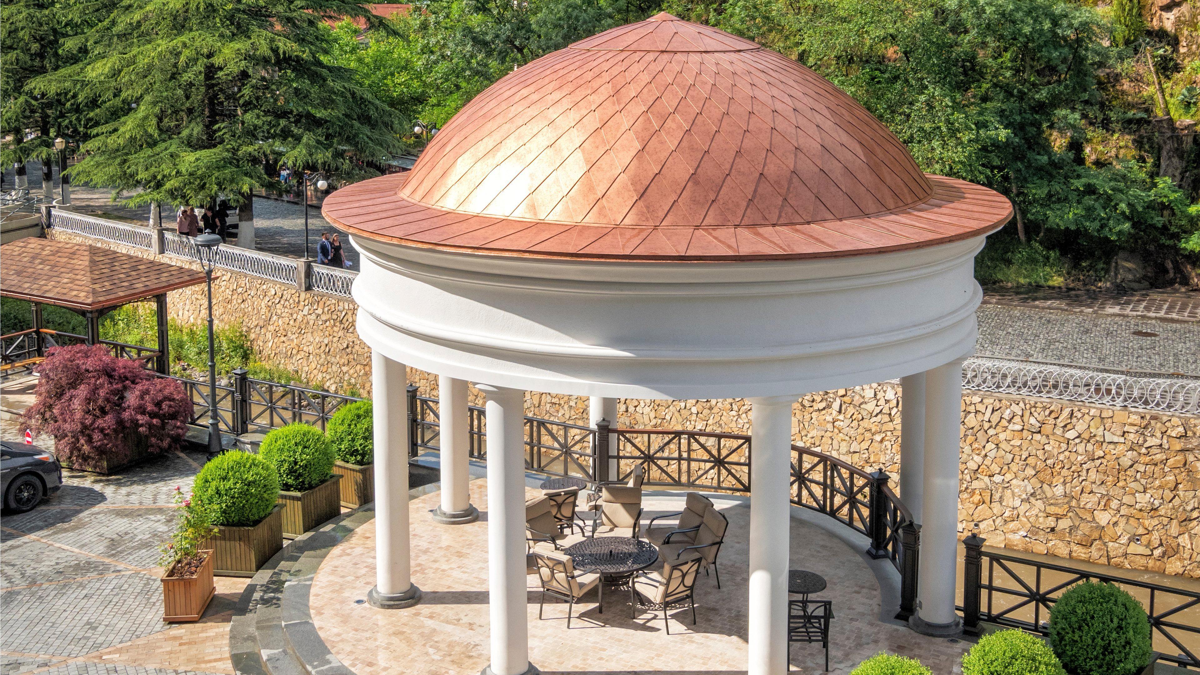 ホテル クラウン プラザ ボルジョミ エクステリア 写真 The gazebo at the center of the park