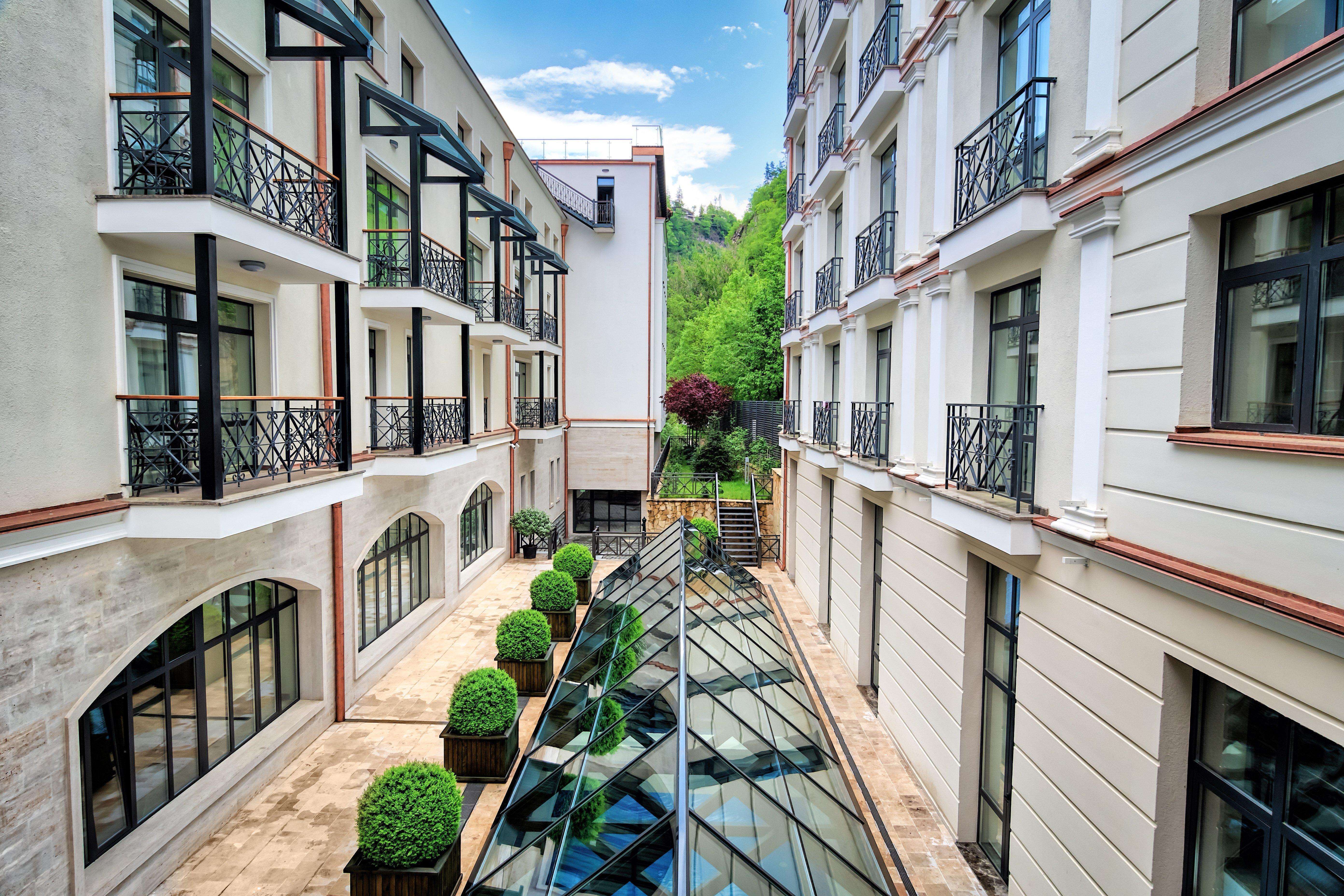 ホテル クラウン プラザ ボルジョミ エクステリア 写真 The courtyard of the hotel