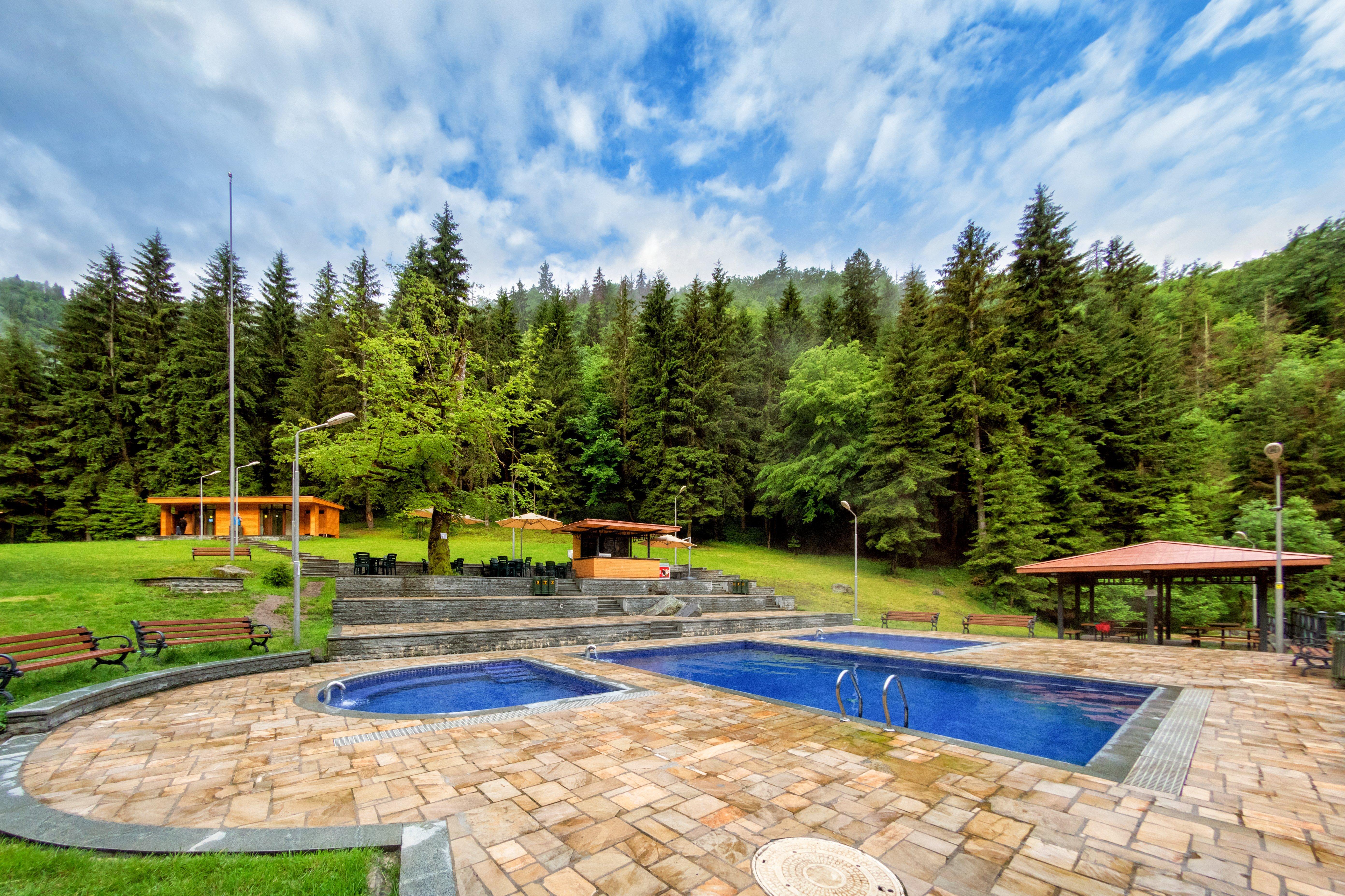 ホテル クラウン プラザ ボルジョミ エクステリア 写真 The swimming pool at the spa resort