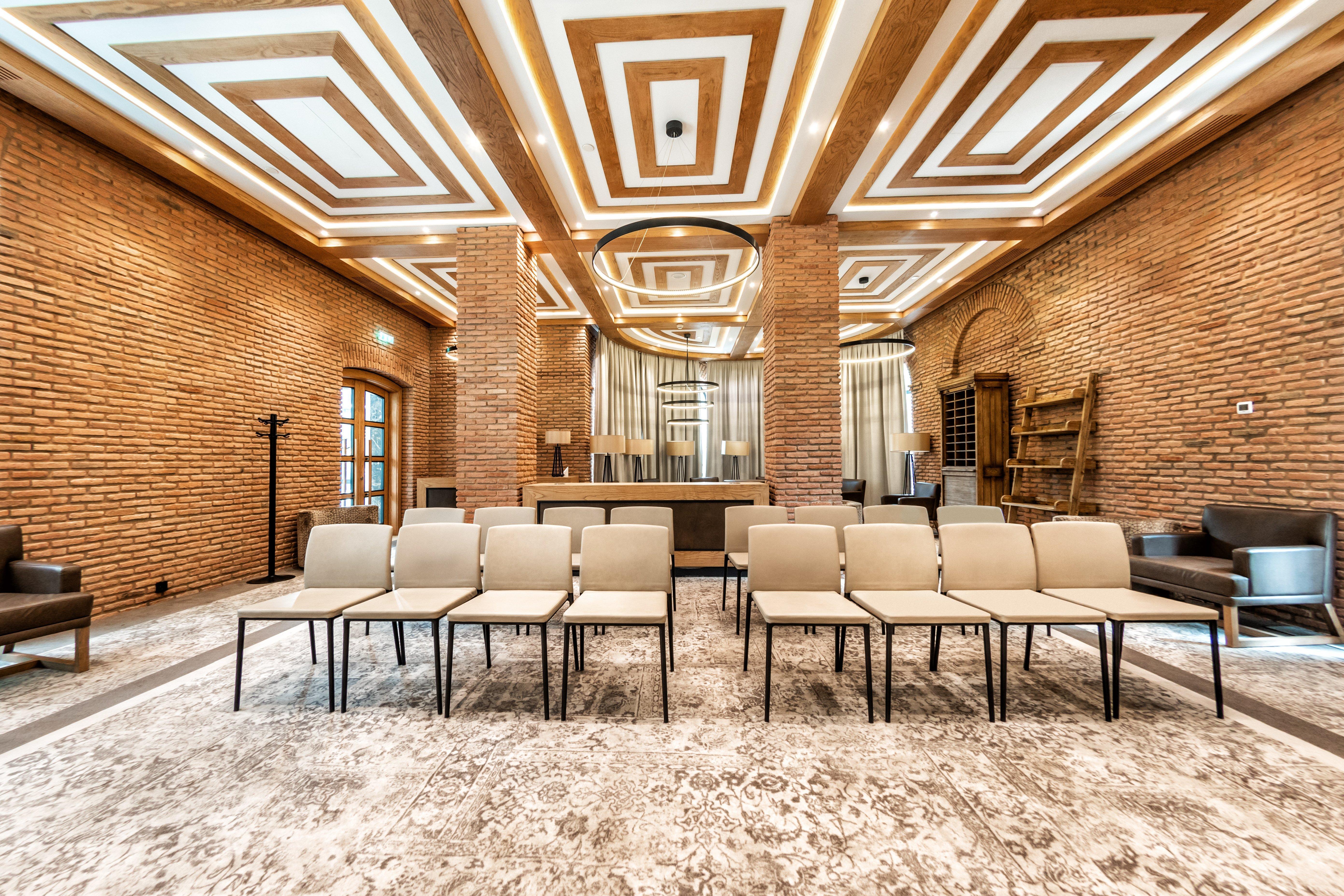 ホテル クラウン プラザ ボルジョミ エクステリア 写真 The interior of the new synagogue