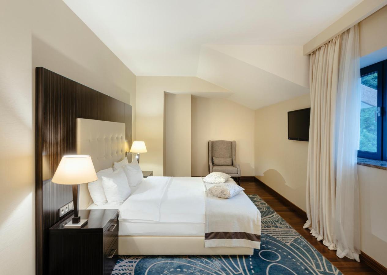 ホテル クラウン プラザ ボルジョミ エクステリア 写真 A bedroom at the hotel