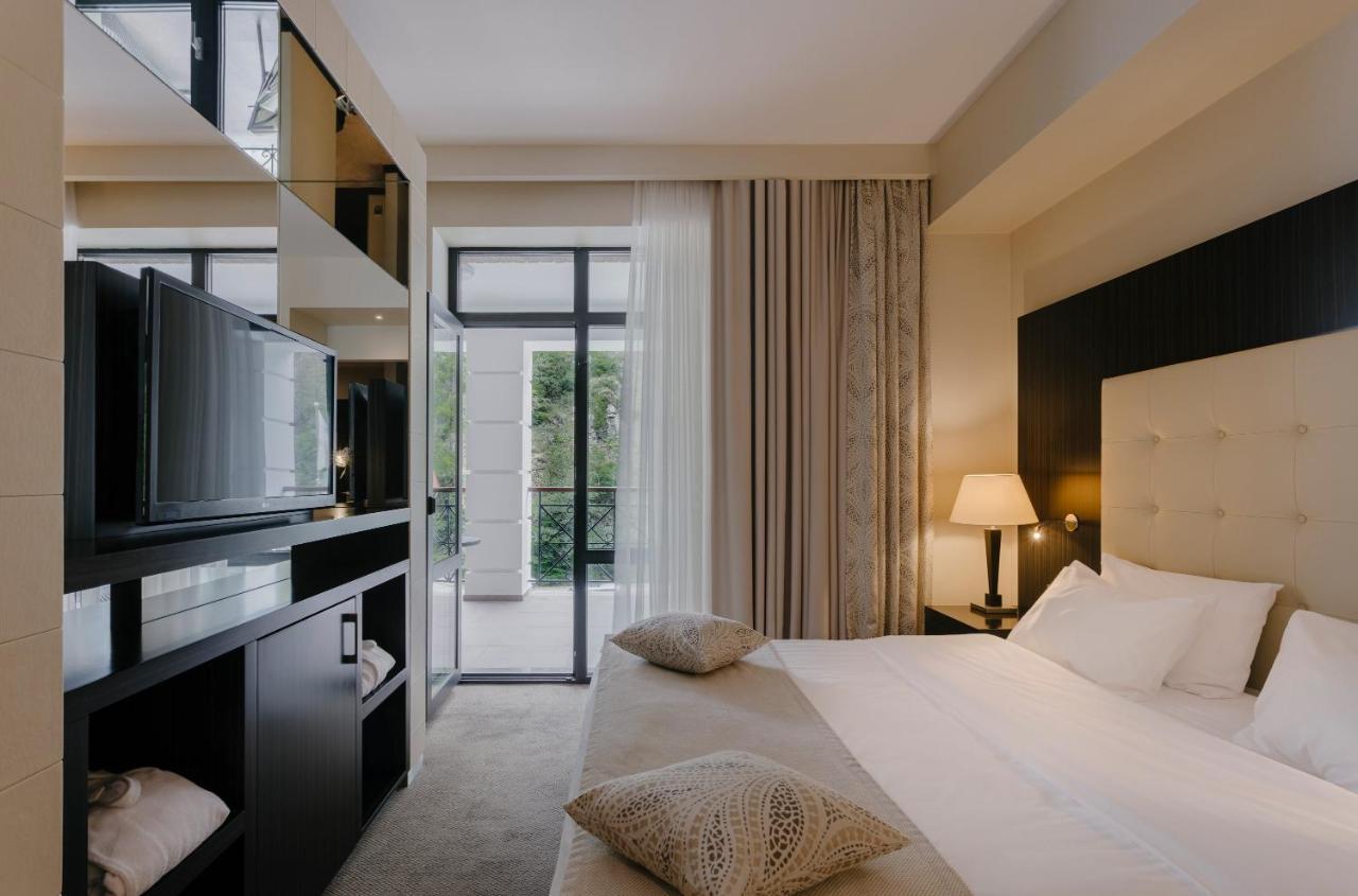ホテル クラウン プラザ ボルジョミ エクステリア 写真 A room at the hotel