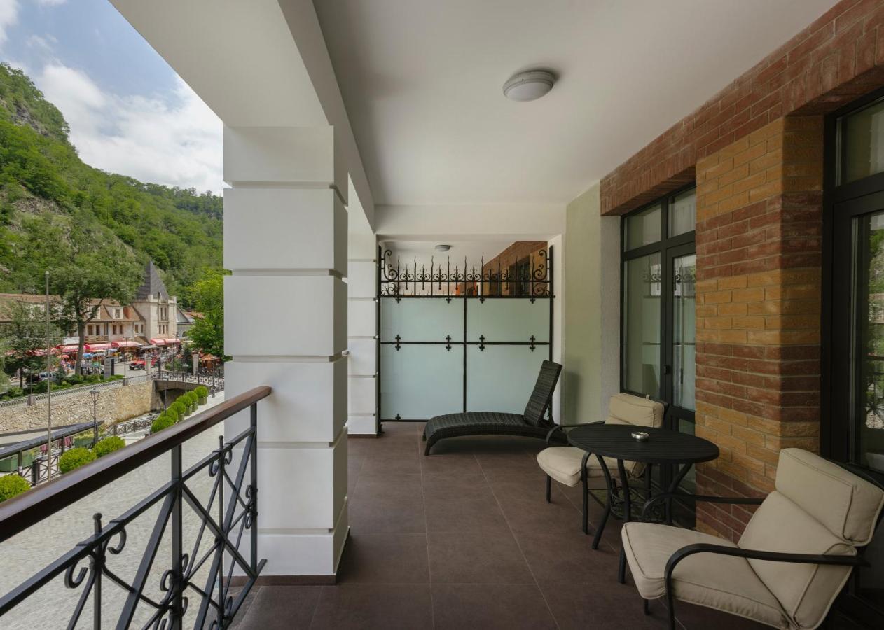ホテル クラウン プラザ ボルジョミ エクステリア 写真 A balcony