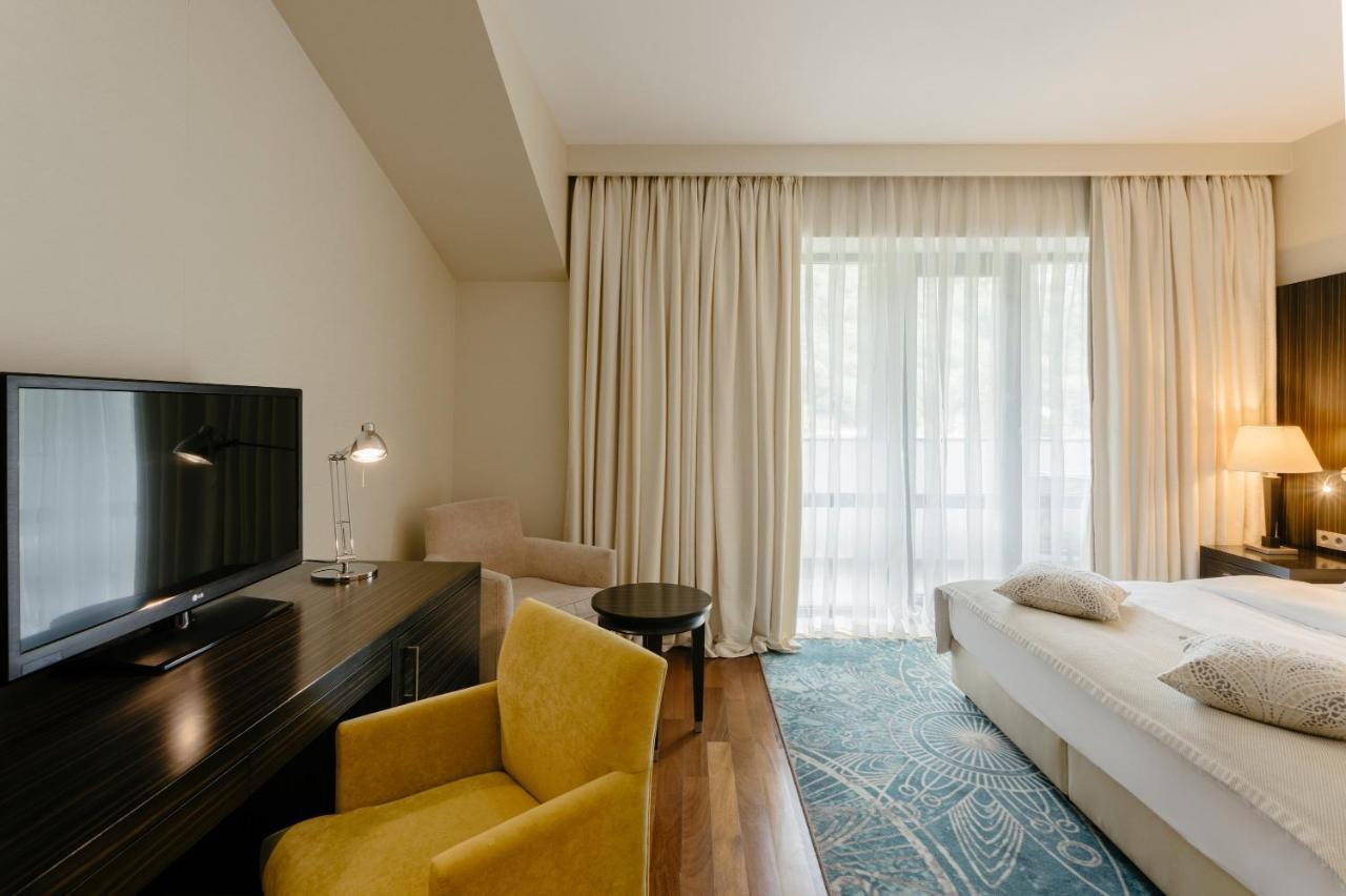 ホテル クラウン プラザ ボルジョミ エクステリア 写真 A room at the hotel
