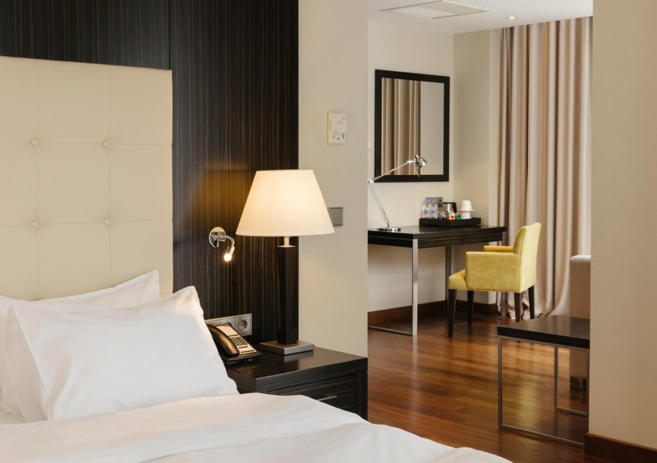 ホテル クラウン プラザ ボルジョミ エクステリア 写真 A room at the hotel