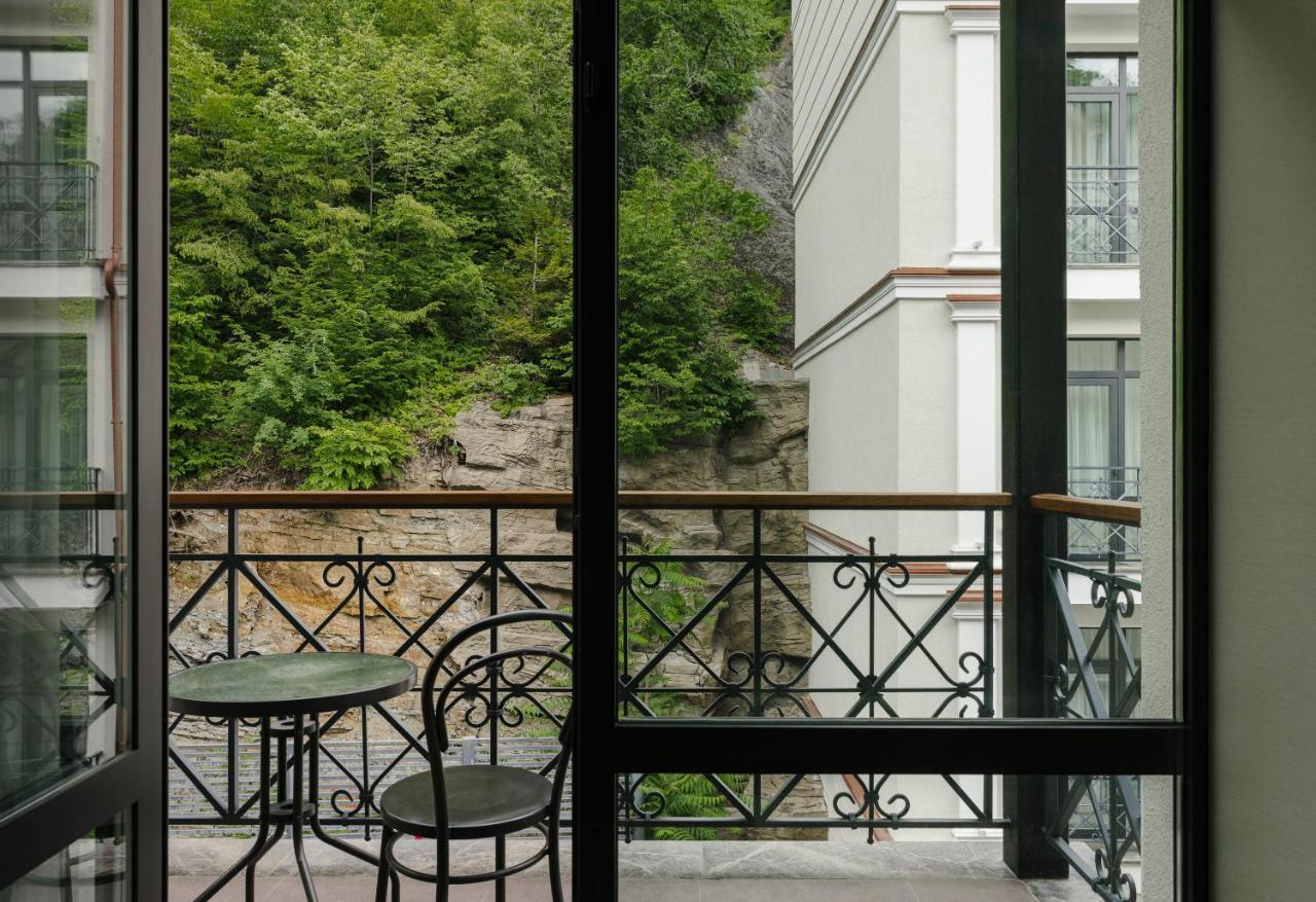 ホテル クラウン プラザ ボルジョミ エクステリア 写真 A balcony