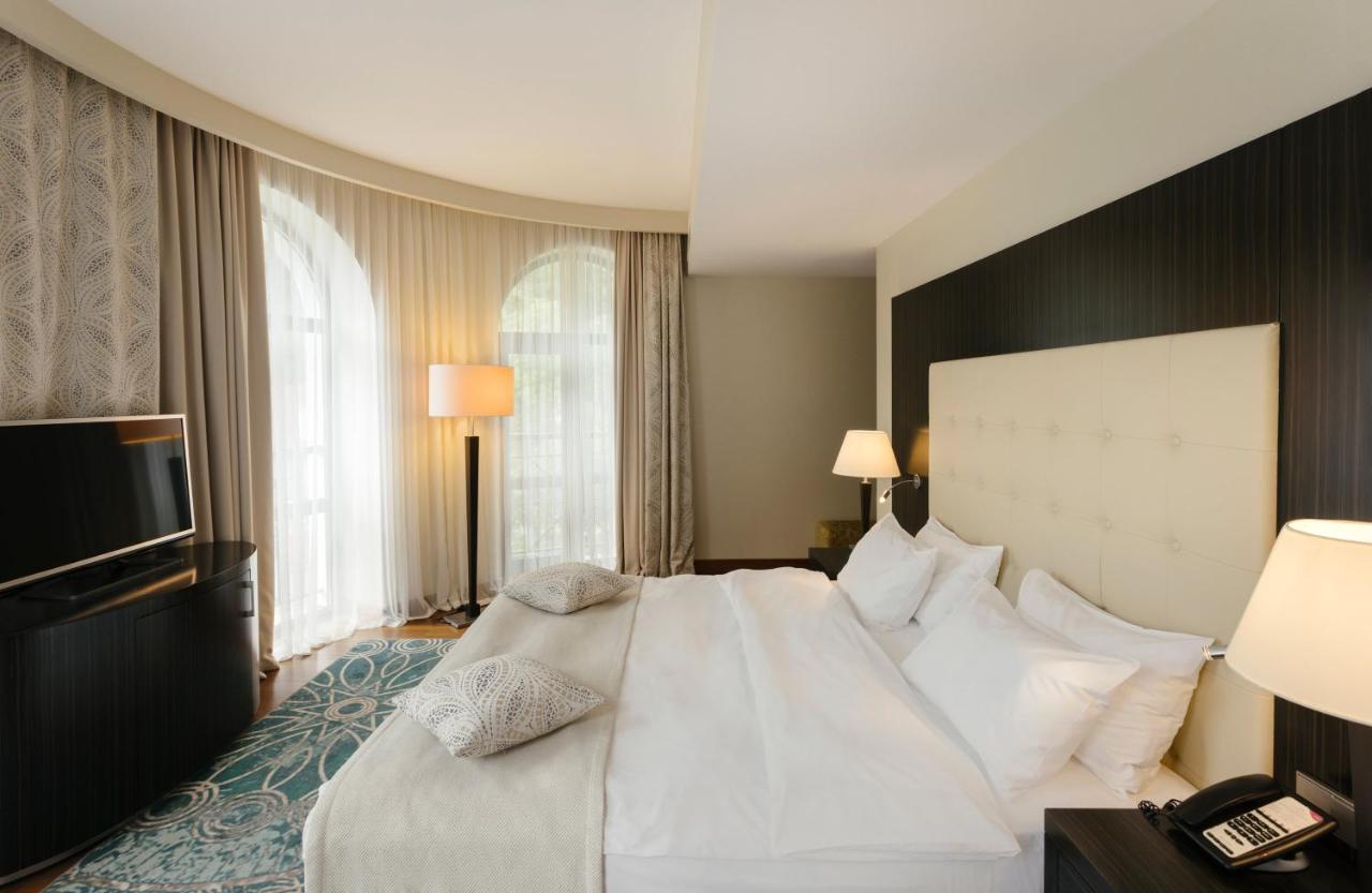 ホテル クラウン プラザ ボルジョミ エクステリア 写真 A bedroom at the hotel