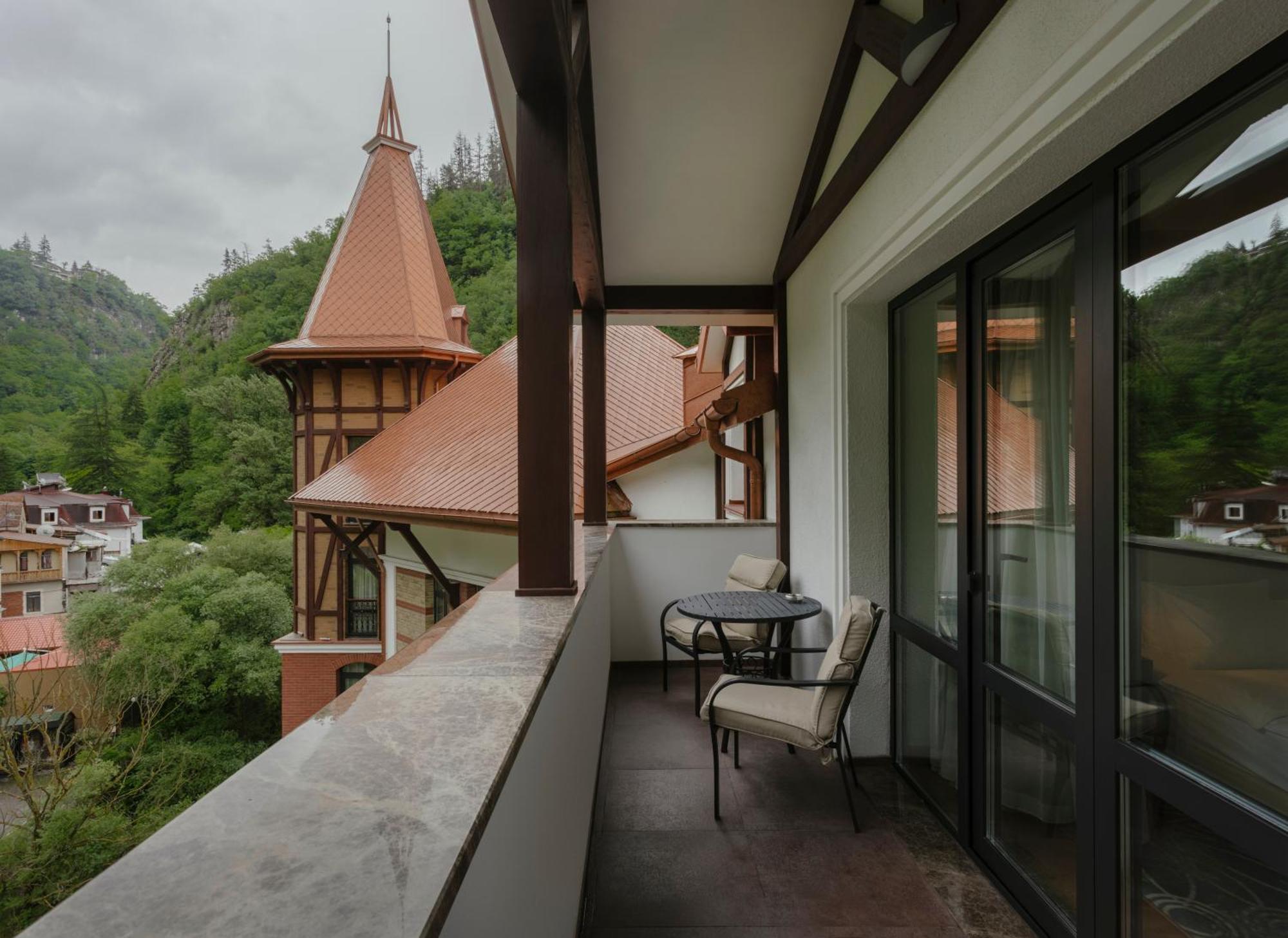 ホテル クラウン プラザ ボルジョミ エクステリア 写真 A balcony